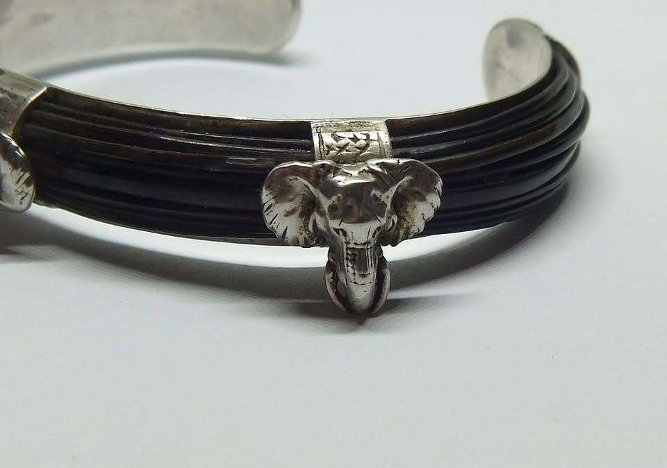AN AWESOME HIGH VALUE STERLING SILVER CUFF BANGLE WITH GENUINE ELEPHANT HAIR AND GREAT DETAIL