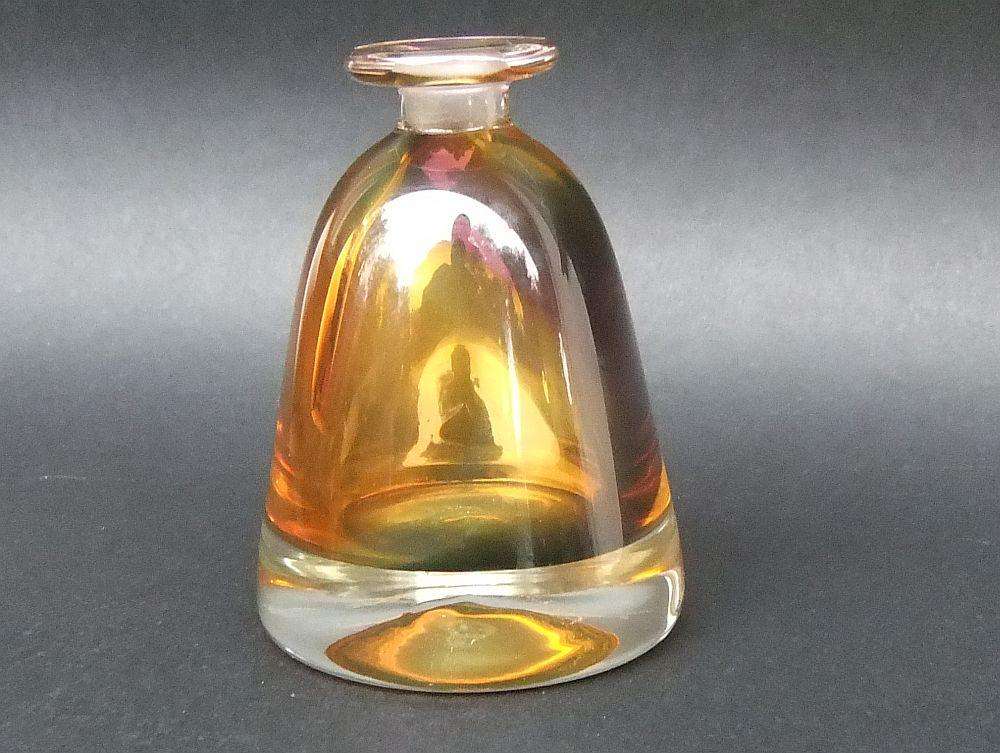 A BEAUTIFUL HEAVY FOR SIZE HAND BLOWN AND SIGNED GLASS POSY VASE IN GREAT CONDITION