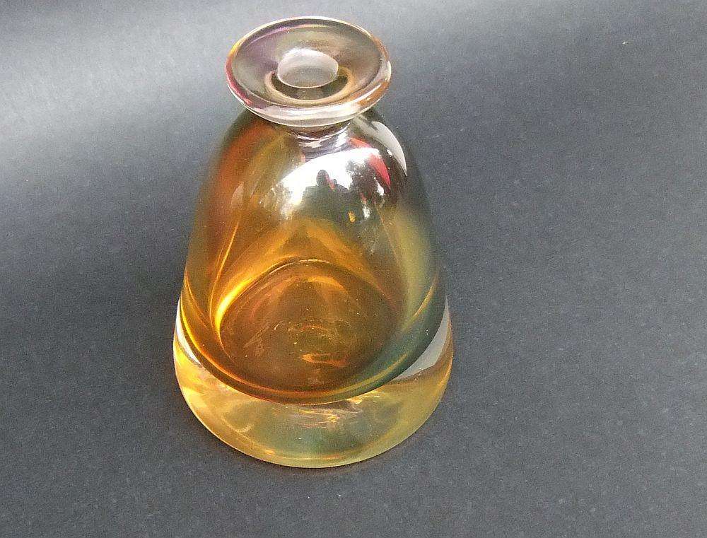 A BEAUTIFUL HEAVY FOR SIZE HAND BLOWN AND SIGNED GLASS POSY VASE IN GREAT CONDITION