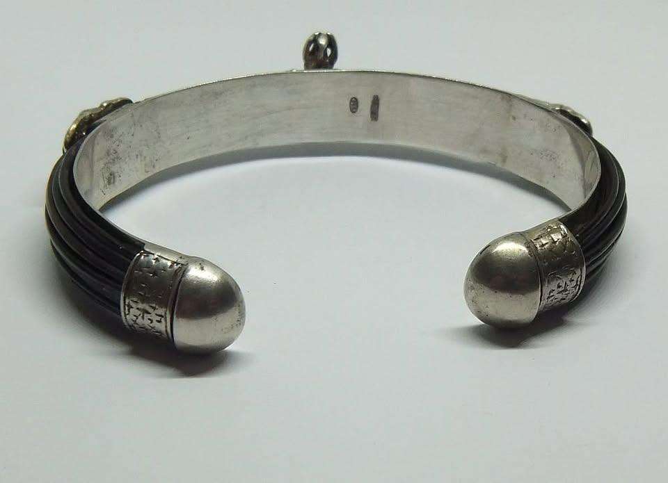 AN AWESOME HIGH VALUE STERLING SILVER CUFF BANGLE WITH GENUINE ELEPHANT HAIR AND GREAT DETAIL