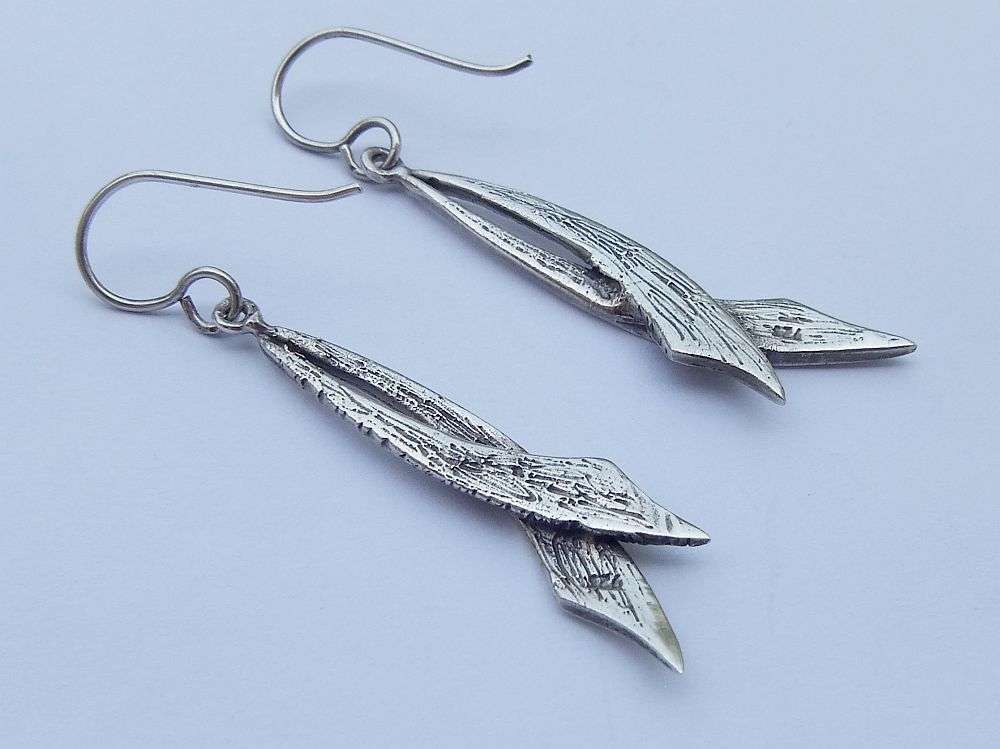 MUST HAVE !! AN ELEGANT PAIR OF SOLID STERLING SILVER EARRINGS IN GREAT CONDITION !! FREE COMBINING