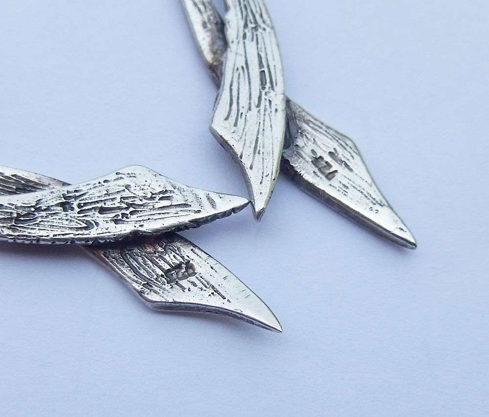 MUST HAVE !! AN ELEGANT PAIR OF SOLID STERLING SILVER EARRINGS IN GREAT CONDITION !! FREE COMBINING