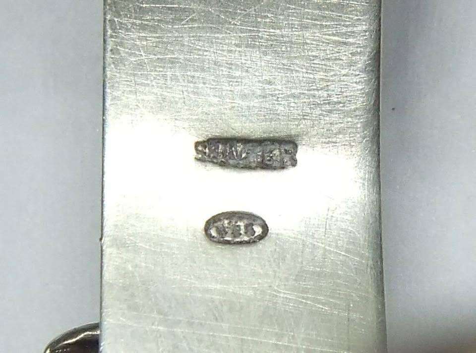 AN AWESOME HIGH VALUE STERLING SILVER CUFF BANGLE WITH GENUINE ELEPHANT HAIR AND GREAT DETAIL