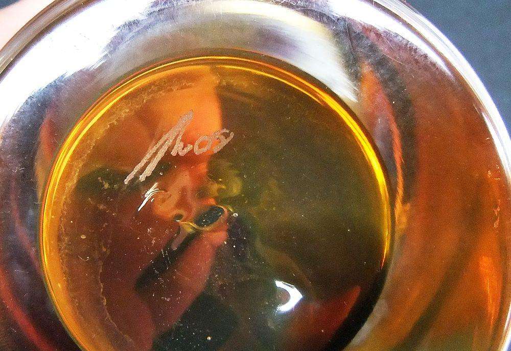 A BEAUTIFUL HEAVY FOR SIZE HAND BLOWN AND SIGNED GLASS POSY VASE IN GREAT CONDITION