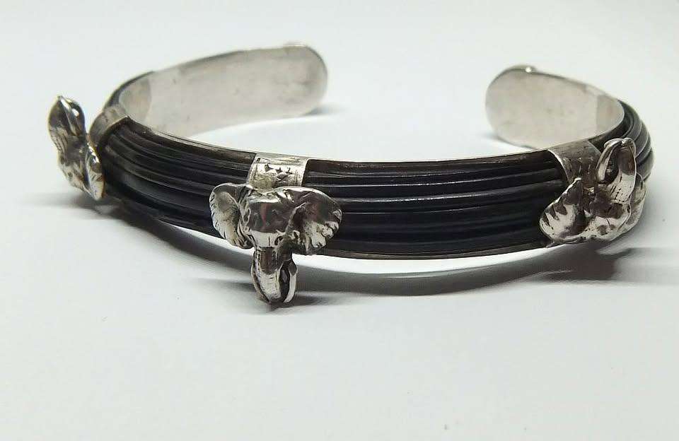 AN AWESOME HIGH VALUE STERLING SILVER CUFF BANGLE WITH GENUINE ELEPHANT HAIR AND GREAT DETAIL