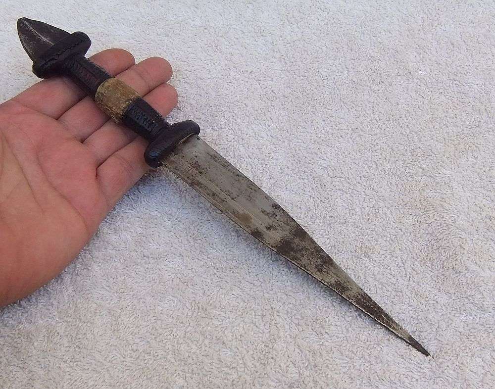 A RARE ANTIQUE DAGGER OF THE NORTH AFRICAN TUAREG TRIBE COVERED WITH GENUINE SNAKESKIN AND LEATHER