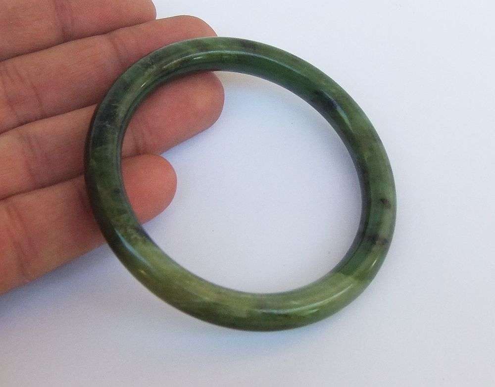 WOW !! A VINTAGE BURMESE NATURAL JADEITE BANGLE IN EXCELLENT CONDITION ( VALUE $199.99) !!