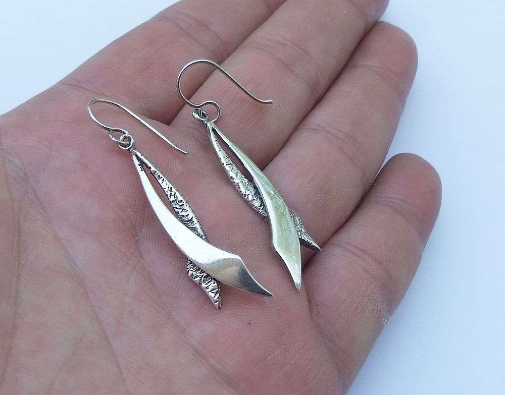 MUST HAVE !! AN ELEGANT PAIR OF SOLID STERLING SILVER EARRINGS IN GREAT CONDITION !! FREE COMBINING