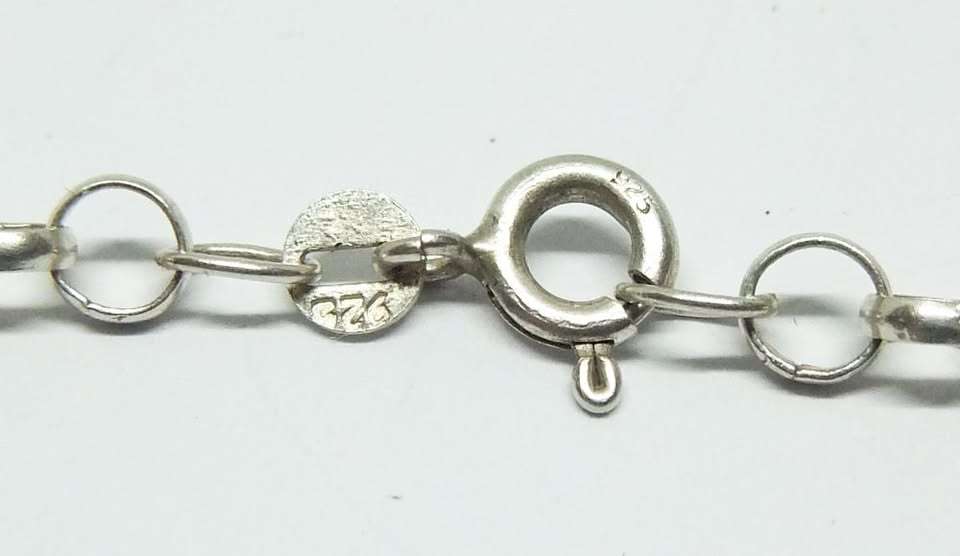 AN EXTRA LONG STERLING SILVER ROUND LINK NECKLACE & STERLING SILVER PENDANT SET WITH RED AGATE STONE