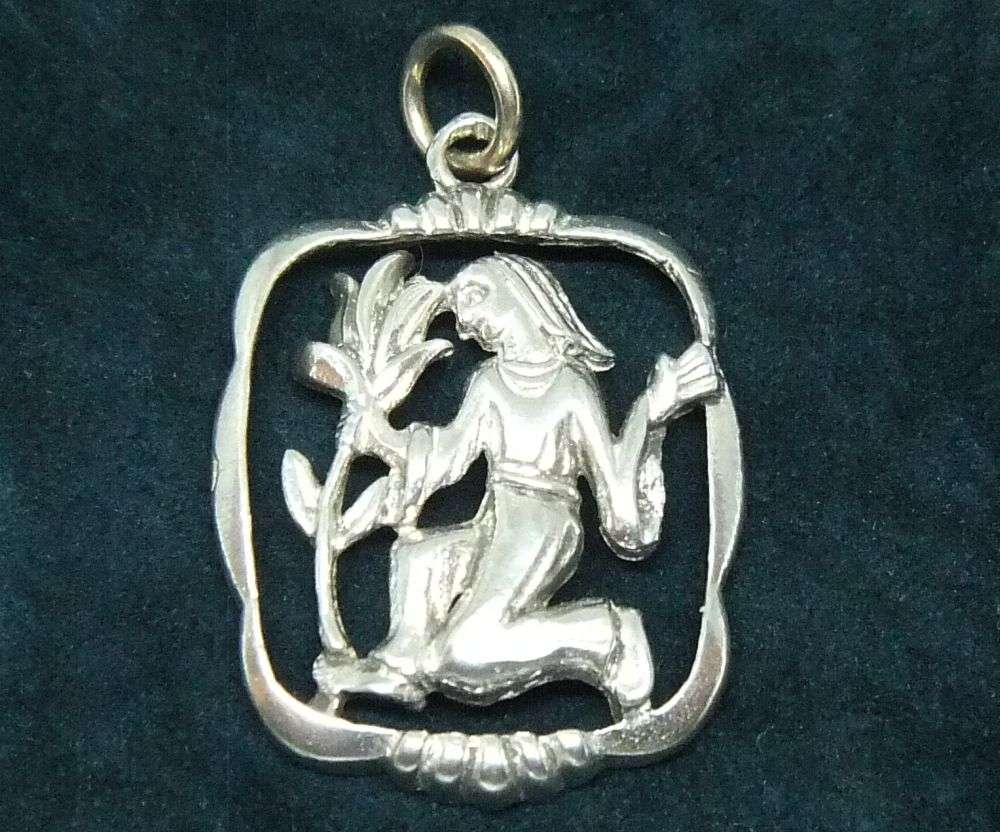 A VINTAGE SOLID STERLING SILVER "" VIRGO "" STAR SIGN PENDANT - ZODIAC 18