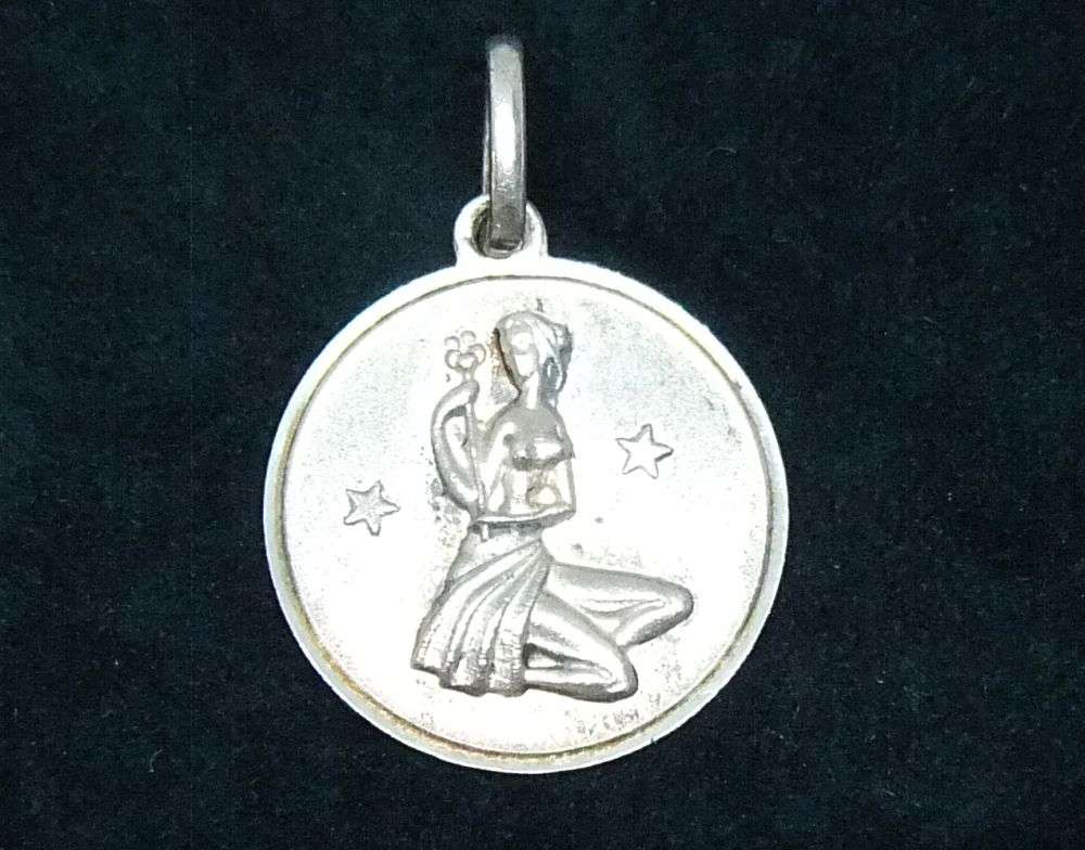 A VINTAGE SOLID STERLING SILVER "" VIRGO "" STAR SIGN PENDANT - ZODIAC 28