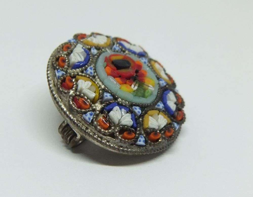 AN INTRIGUING OLD ITALIAN MICRO MOSAIC BROOCH