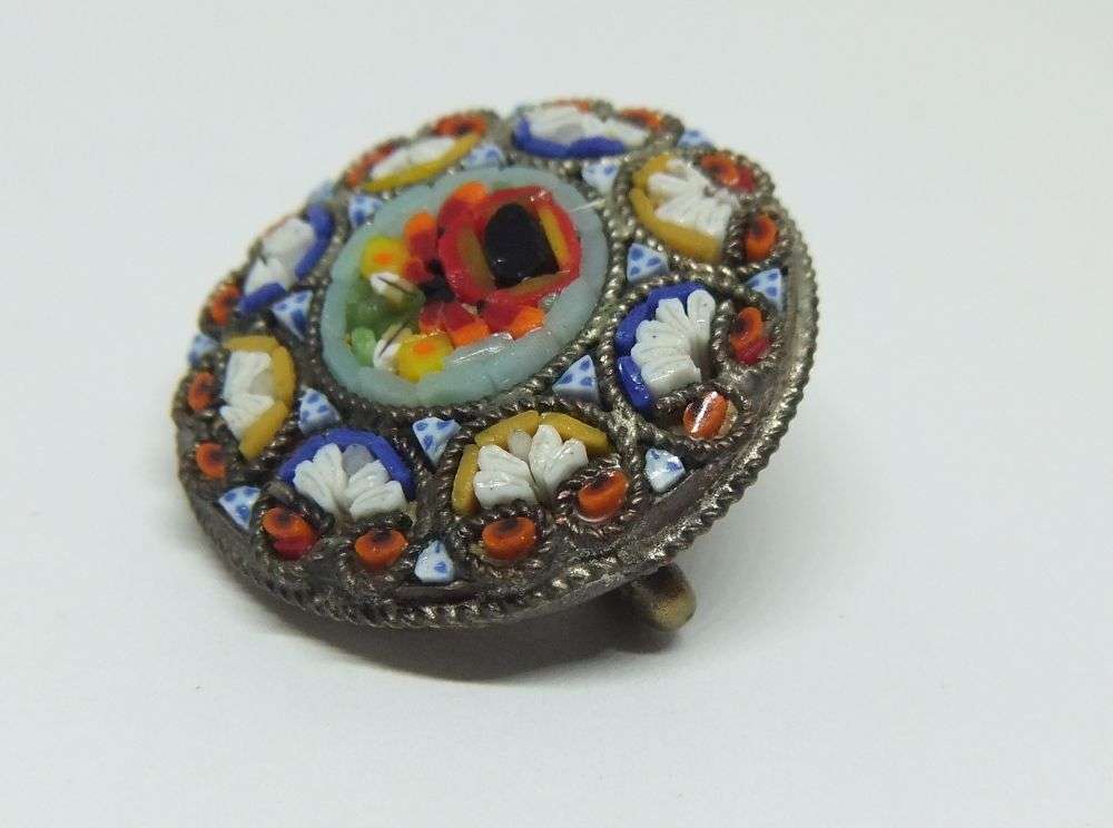 AN INTRIGUING OLD ITALIAN MICRO MOSAIC BROOCH