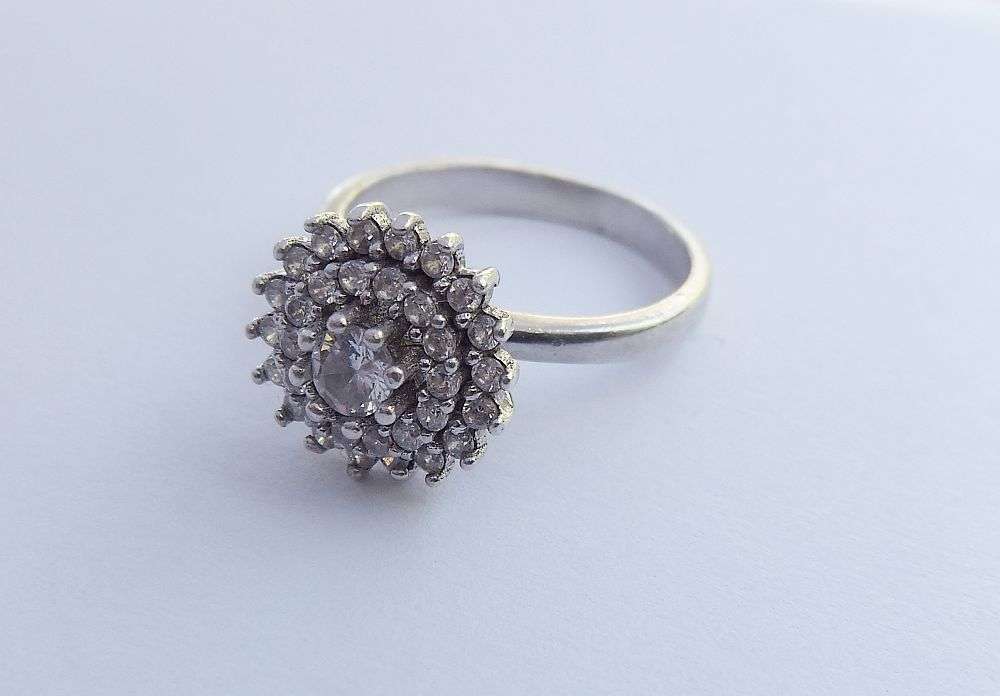 LOOK !! AN AMAZING SOLID STERLING SILVER CLUSTER RING SET WITH LOTS OF FACETED CZ STONES !! WOW !!