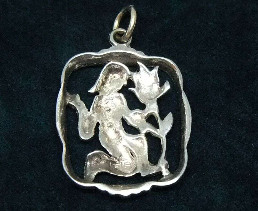 A VINTAGE SOLID STERLING SILVER "" VIRGO "" STAR SIGN PENDANT - ZODIAC 18