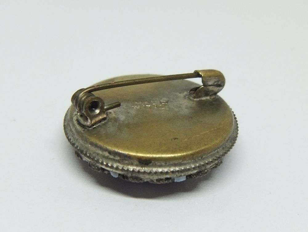 AN INTRIGUING OLD ITALIAN MICRO MOSAIC BROOCH