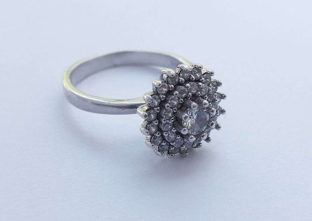 LOOK !! AN AMAZING SOLID STERLING SILVER CLUSTER RING SET WITH LOTS OF FACETED CZ STONES !! WOW !!