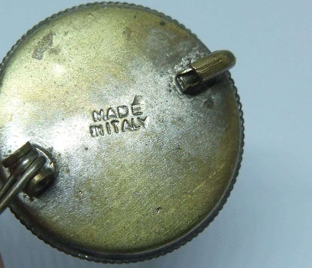 AN INTRIGUING OLD ITALIAN MICRO MOSAIC BROOCH