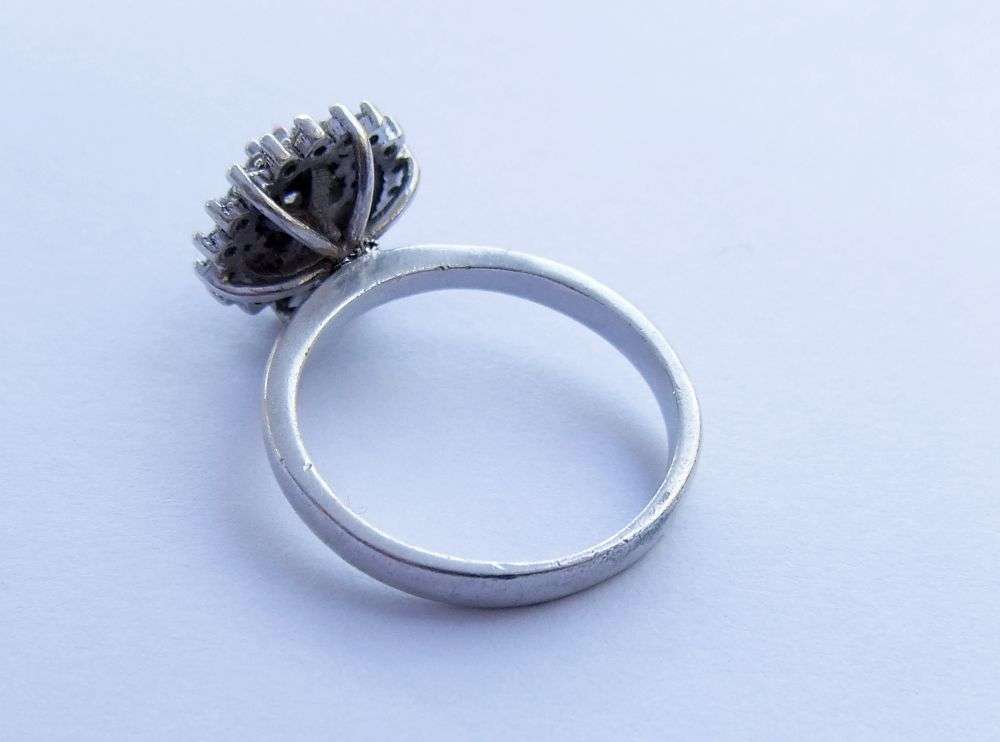 LOOK !! AN AMAZING SOLID STERLING SILVER CLUSTER RING SET WITH LOTS OF FACETED CZ STONES !! WOW !!