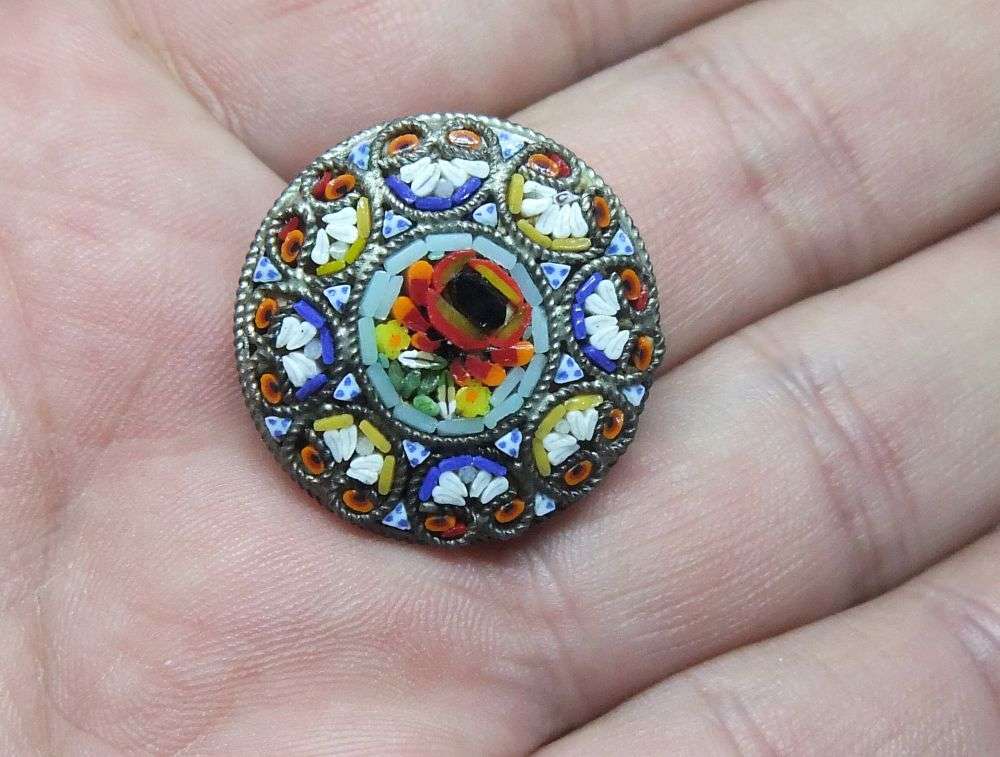 AN INTRIGUING OLD ITALIAN MICRO MOSAIC BROOCH