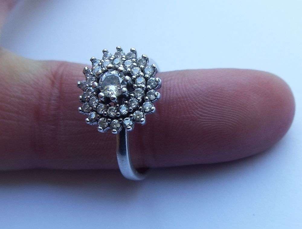 LOOK !! AN AMAZING SOLID STERLING SILVER CLUSTER RING SET WITH LOTS OF FACETED CZ STONES !! WOW !!