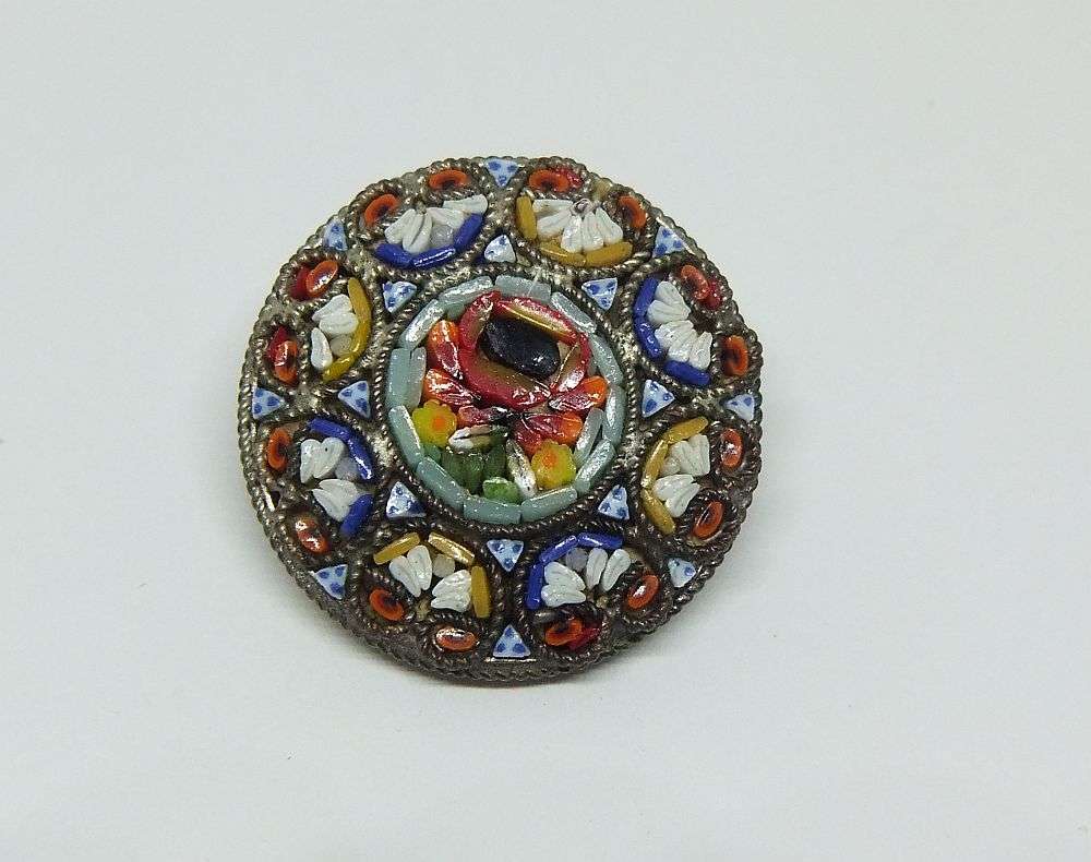 AN INTRIGUING OLD ITALIAN MICRO MOSAIC BROOCH