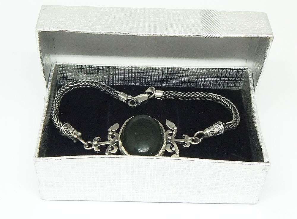 A STUNNING STERLING SILVER BRACELET WITH A CABOCHON JADE CENTERPIECE - IMPORTED FROM TURKEY