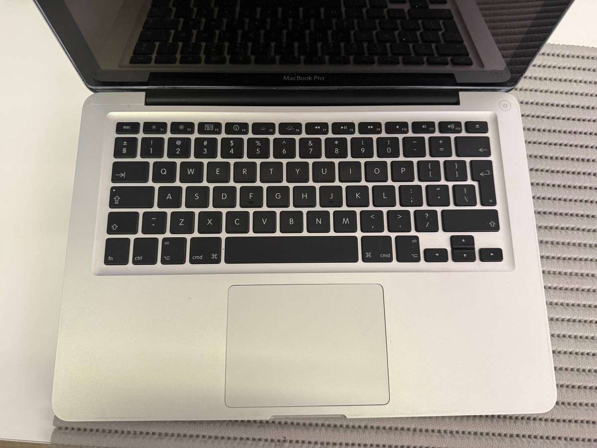 Apple MacBook Pro 13" MID 2010, Intel Core 2 Duo, 250gb HDD, 4gb Ram, 2.4GHz