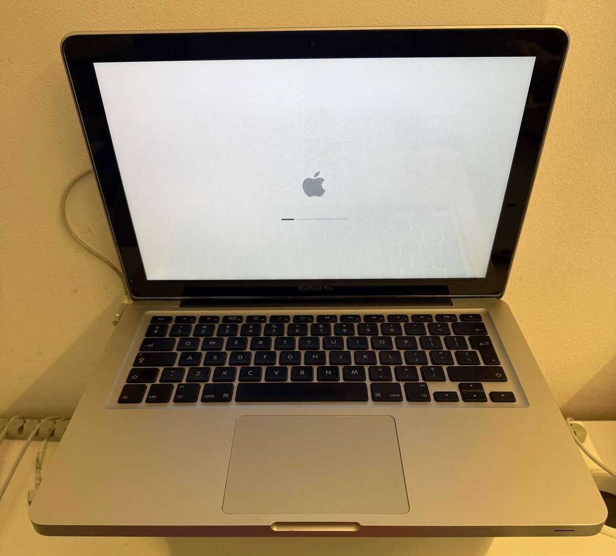 Apple MacBook Pro 13" MID 2010, Intel Core 2 Duo, 250gb HDD, 4gb Ram, 2.4GHz