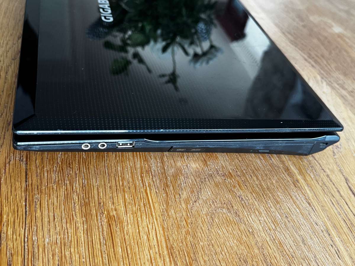 Gigabyte Notebook Q1700C 17.3'' Intel Celeron 1037U-Dual Core 1.8GHz 500GB HDD 4GBRAM PLEASE READ!!!