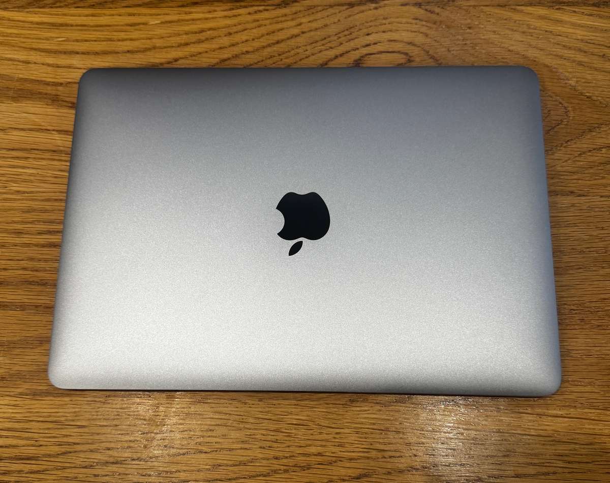 MacBook Pro 12 inch 2017, INTEL CORE M3, 1.2GHZ, 8GB RAM 256GB SSD, NEW BATTERY!!!!!!!
