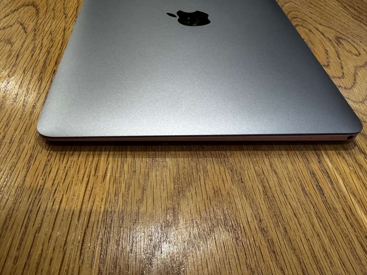 MacBook Pro 12 inch 2017, INTEL CORE M3, 1.2GHZ, 8GB RAM 256GB SSD, NEW BATTERY!!!!!!!