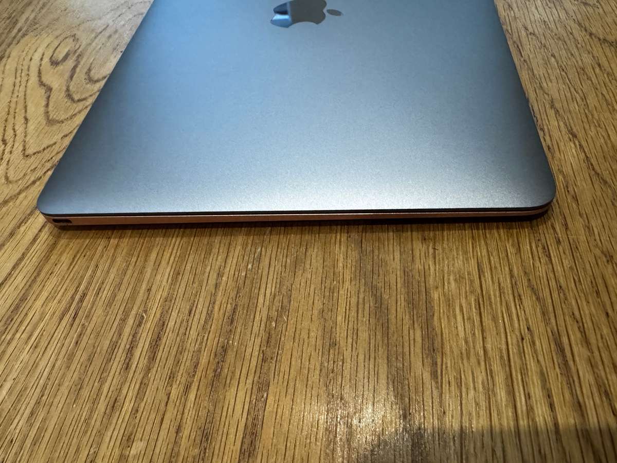 MacBook Pro 12 inch 2017, INTEL CORE M3, 1.2GHZ, 8GB RAM 256GB SSD, NEW BATTERY!!!!!!!