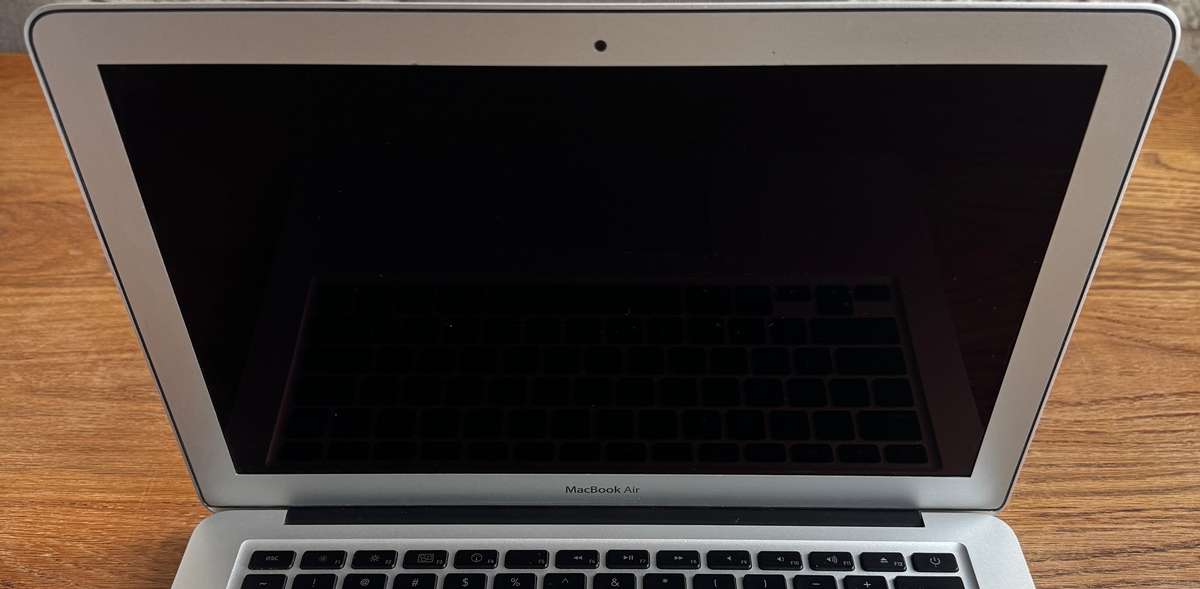 Apple MacBook Air 13" 2010 A1369 , Intel Core 2 Duo, 4Gb Ram. PLEASE READ!!!!!!