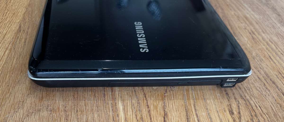 Samsung Notebook NP-RV510 15.6" Intel Celeron Dual-Core CPU 2.10GHz 2GB DDR3 RAM 320GB HDD