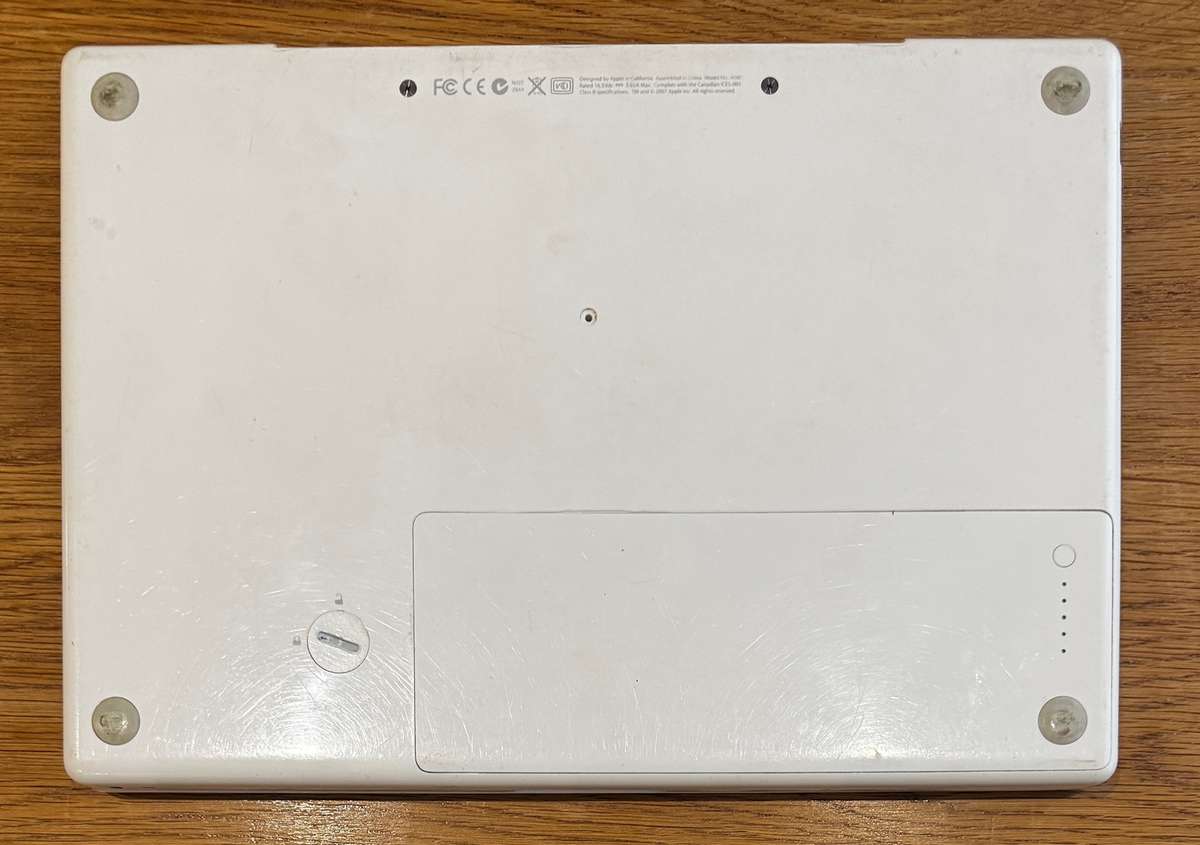 MacBook Pro 13" 2008, Core 2 Duo T8300 2.4 GHz, 2GB RAM, 160GB HDD PLEASE READ!!!