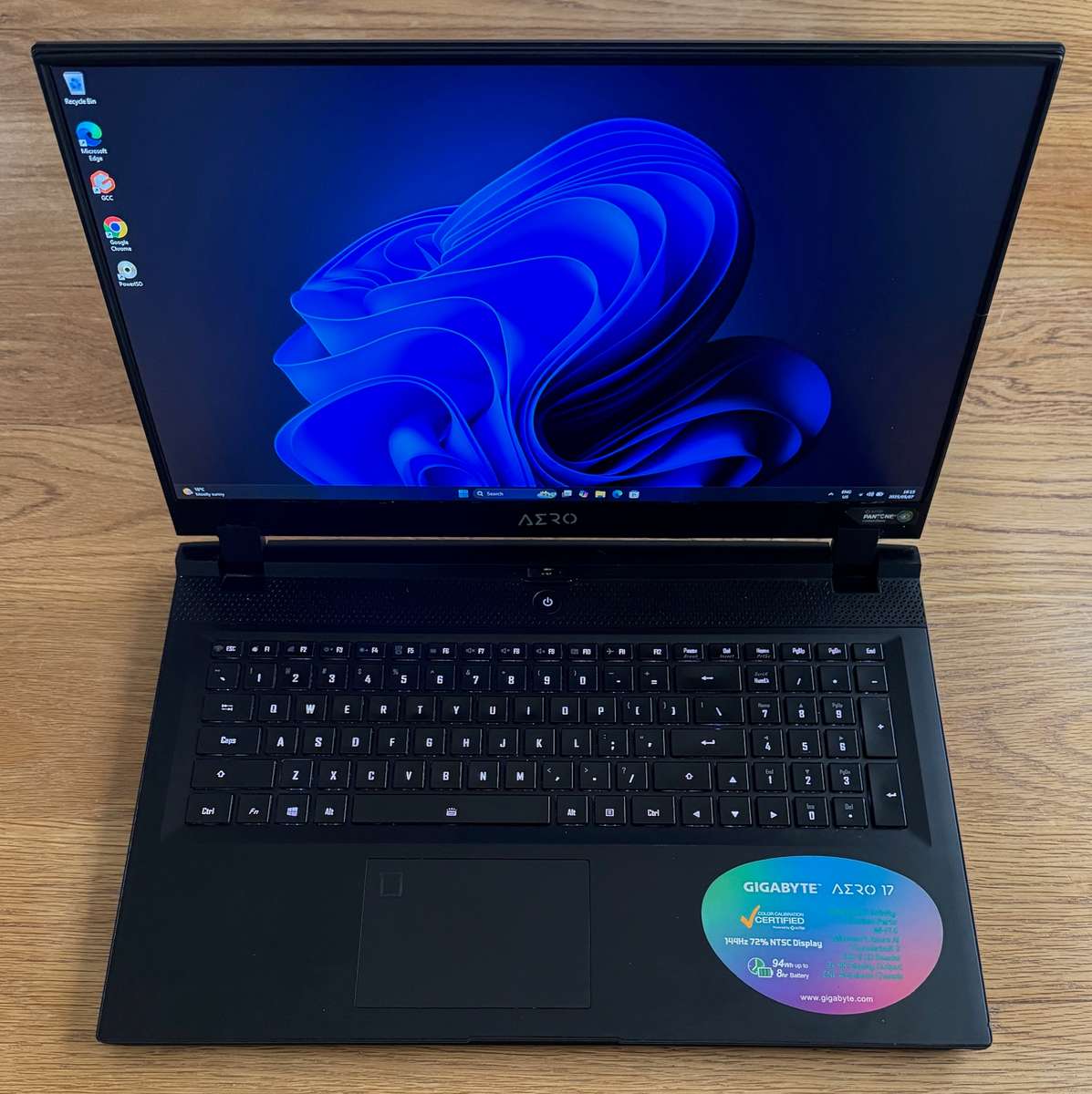 Gigabyte Aero 17 XB 17.3", Intel Core i7-10875H 2.30GHz, RTX 2070 Super, 20GB Ram, 256GB SSD