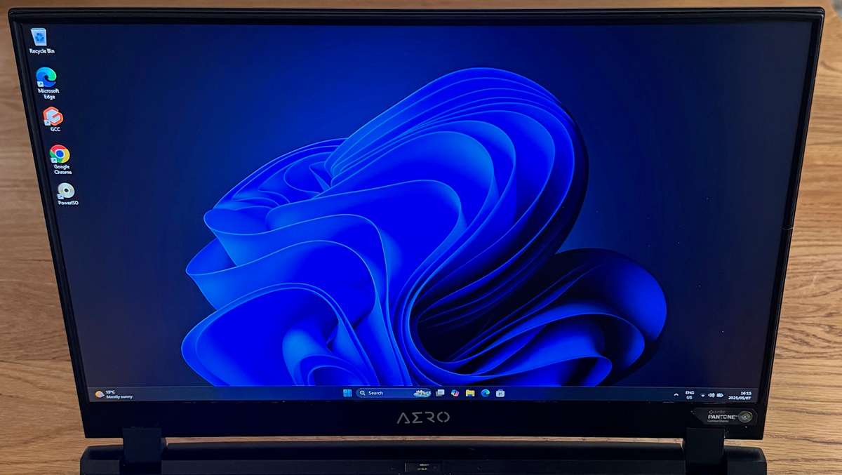 Gigabyte Aero 17 XB 17.3", Intel Core i7-10875H 2.30GHz, RTX 2070 Super, 20GB Ram, 256GB SSD