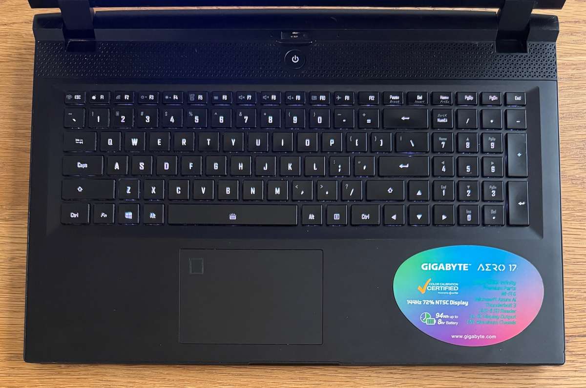 Gigabyte Aero 17 XB 17.3", Intel Core i7-10875H 2.30GHz, RTX 2070 Super, 20GB Ram, 256GB SSD