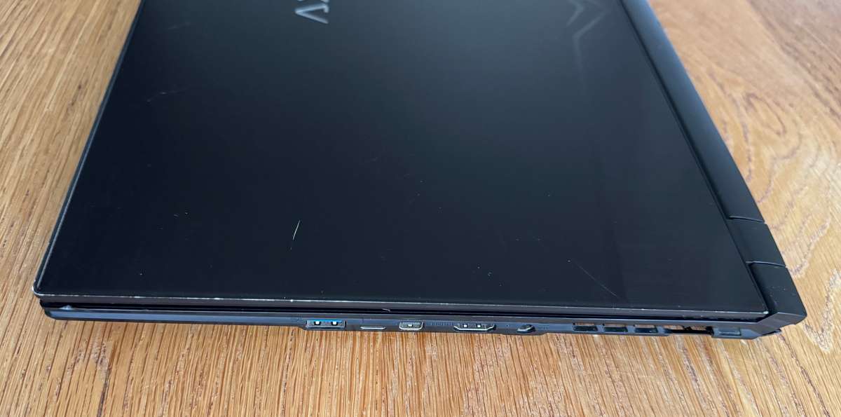 Gigabyte Aero 17 XB 17.3", Intel Core i7-10875H 2.30GHz, RTX 2070 Super, 20GB Ram, 256GB SSD