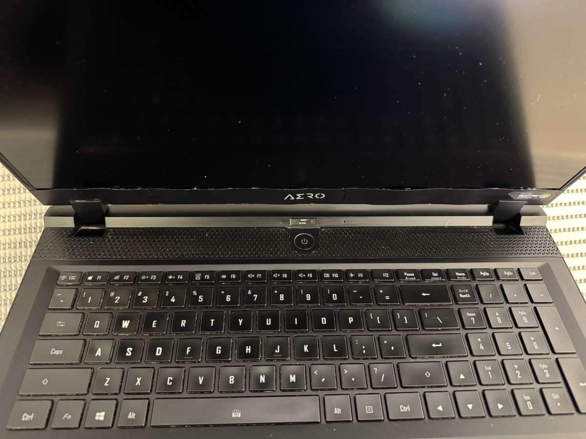 Gigabyte Aero 17 XB 17.3", Intel Core i7-10875H 2.30GHz, RTX 2070 Super, 20GB Ram, 256GB SSD