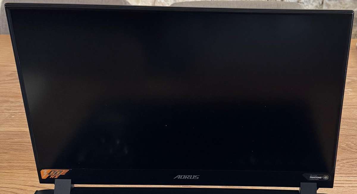 Gigabyte AORUS 17G XC 17.3", Intel Core i7-10870H 2.20GHz, RTX 3070, 8GB Ram, 256GB SSD, READ BELOW!