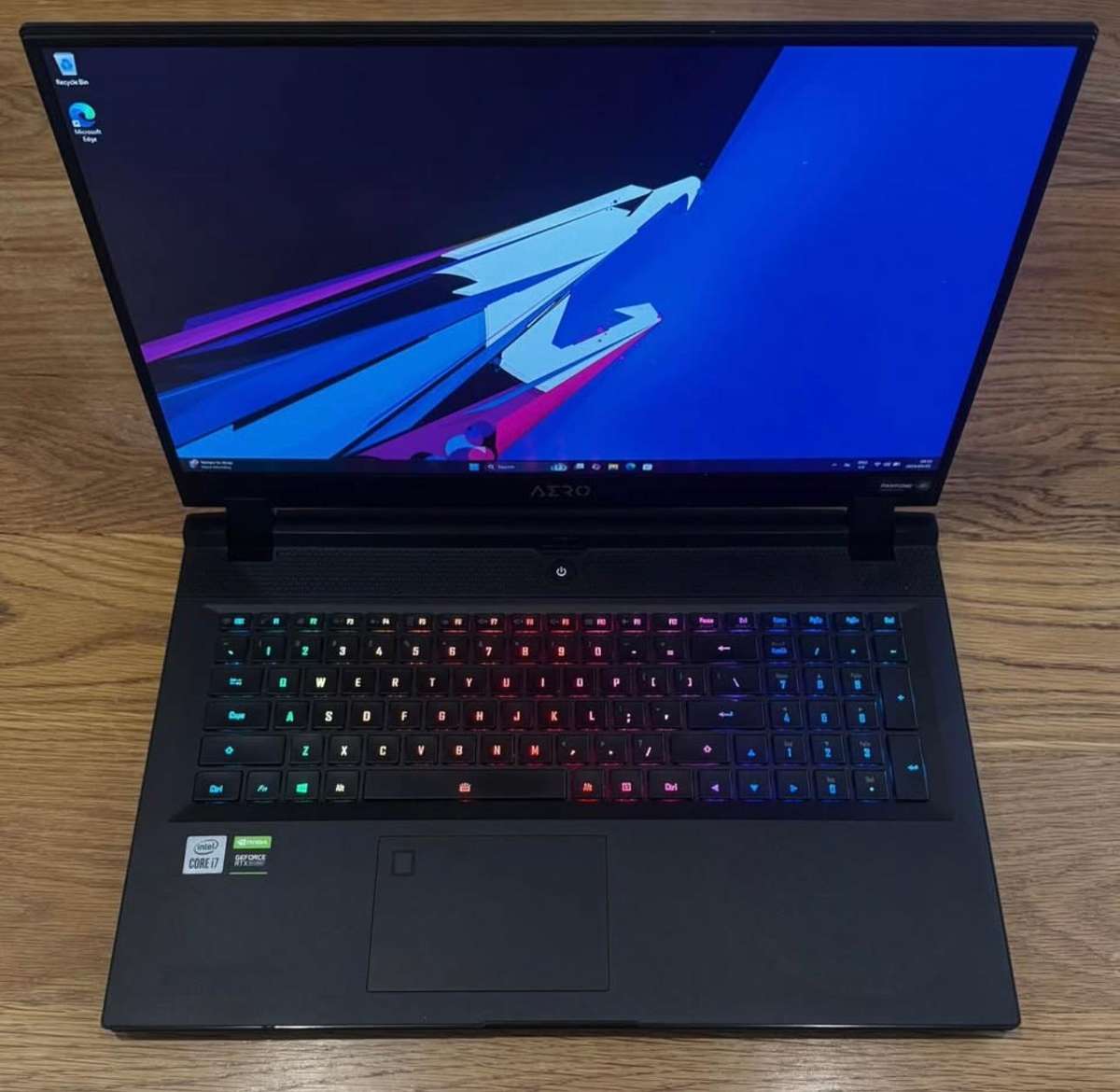 Gigabyte Aero 17 XB 144Hz 17.3", Intel Core i7-10875H 2.30GHz, RTX 2070 Super, 20GB Ram, 500B SSD