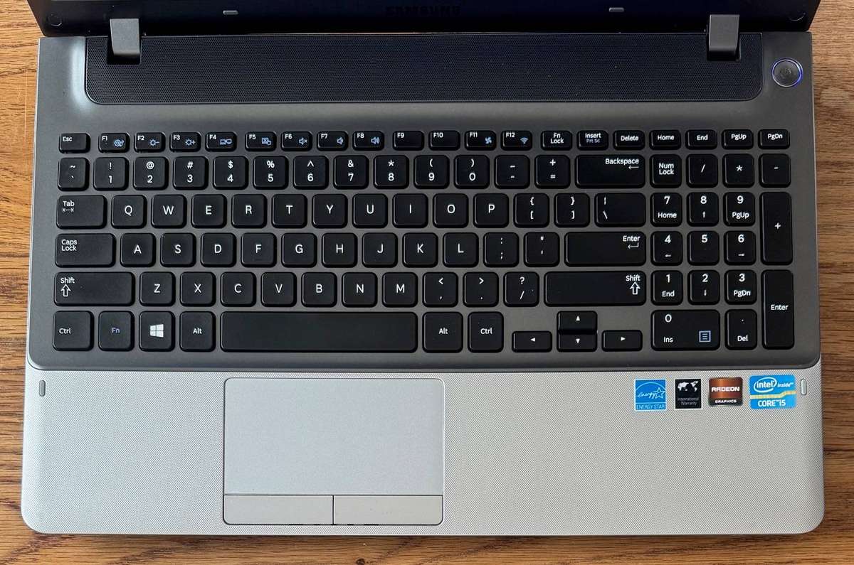 Samsung NoteBook 3 15.6", AMD Radeon HD 7600M, Intel Core i5-3210M 2.50GHz, 6GB RAM, 250GB HDD