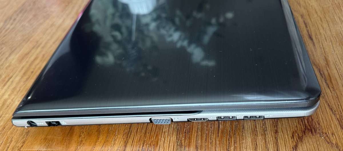 Samsung NoteBook 3 15.6", AMD Radeon HD 7600M, Intel Core i5-3210M 2.50GHz, 6GB RAM, 250GB HDD