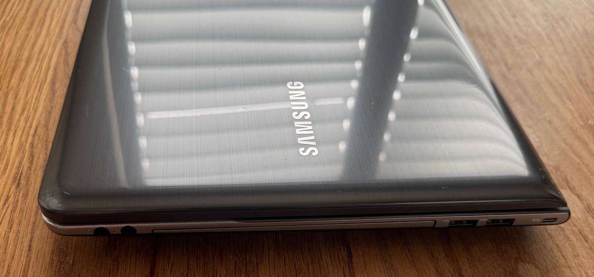 Samsung NoteBook 3 15.6", AMD Radeon HD 7600M, Intel Core i5-3210M 2.50GHz, 6GB RAM, 250GB HDD