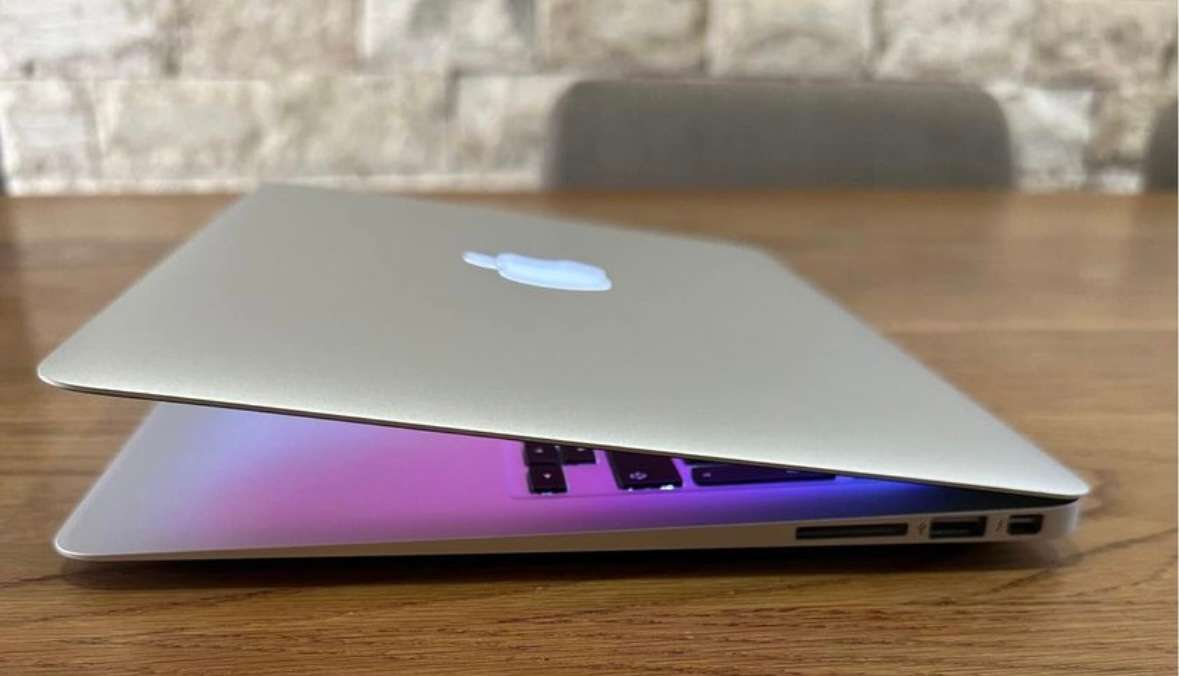 MacBook Air 13 inch 2017 1.8GHz i5 8GB RAM 128GB SSD NEW BATTERY, EXCELLENT CONDITION