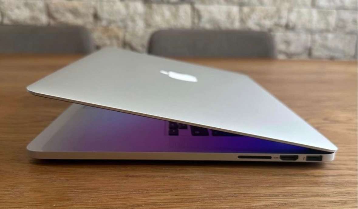 Apple MacBook Pro 15" Retina Mid 2015, Intel Core i7, 256gb SSD, 16gb Ram, 2.2GHz