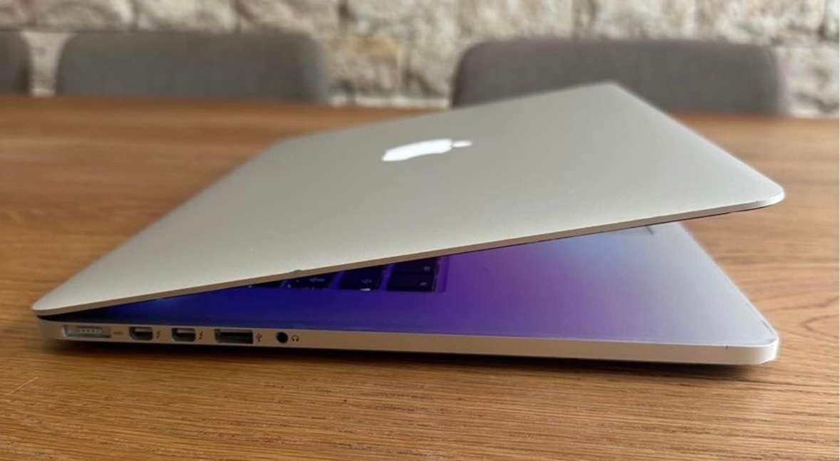 Apple MacBook Pro 15" Retina Mid 2015, Intel Core i7, 256gb SSD, 16gb Ram, 2.2GHz