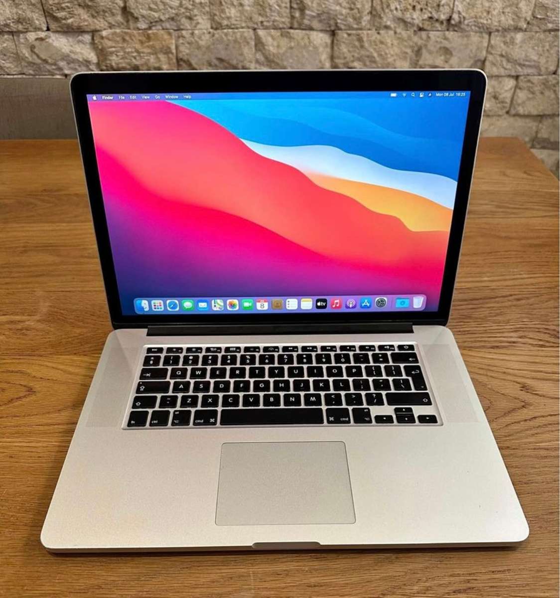 Apple MacBook Pro 15" Retina Mid 2014, Intel Core i7, 256gb SSD, 16gb Ram, 2.2GHz NEW BATTERY